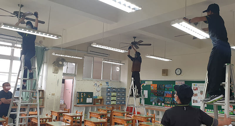 站在小孩子看不到的高度